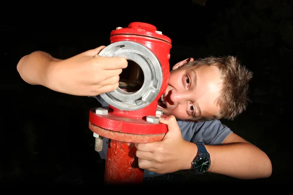 Menino posando com hidrantes de fogo — Fotografia de Stock