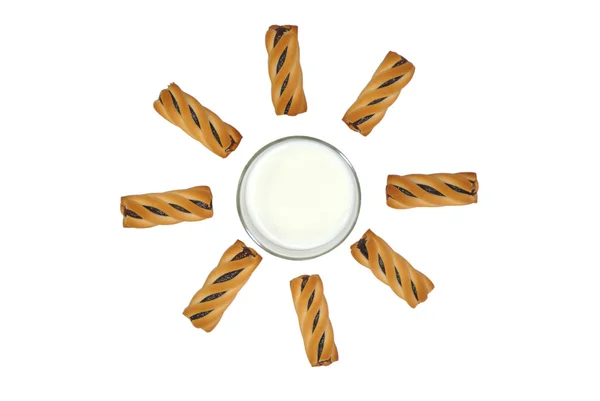 Молоко и печенье в форме солнца — стоковое фото