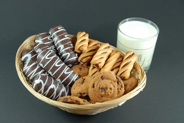 Cesta de biscoitos para leite fresco — Fotografia de Stock