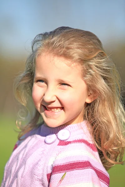 Πορτρέτο ενός χαμογελαστού κοριτσιού — Φωτογραφία Αρχείου