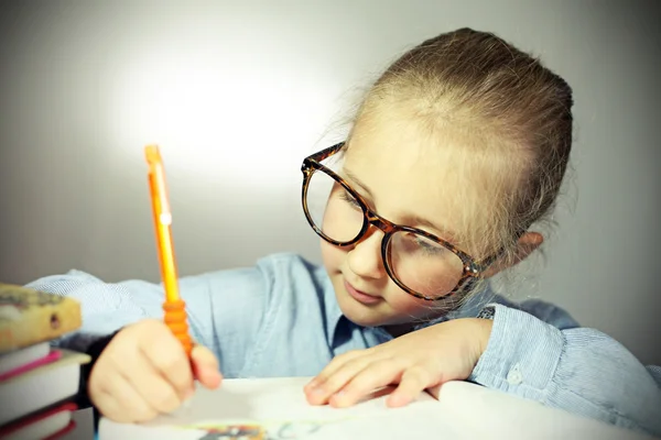 Girl with big glasses learns — Stock Photo, Image