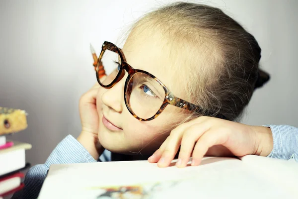 Menina com óculos grandes pensamento — Fotografia de Stock