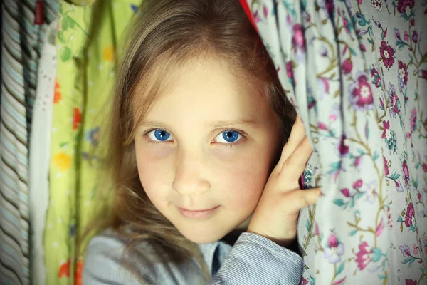 Retrato de menina loira — Fotografia de Stock