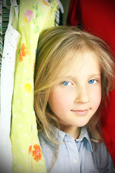 Retrato de una chica rubia con ojos azules — Foto de Stock