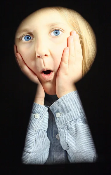 Retrato menina olhos definidos no slot de bloqueio — Fotografia de Stock