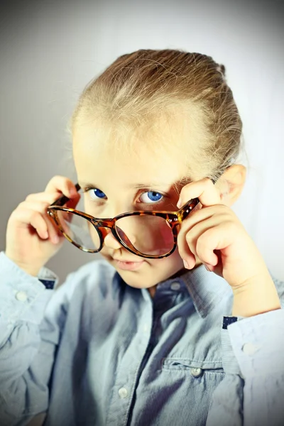Uczennica w dużych okularach niebieski oko — Zdjęcie stockowe