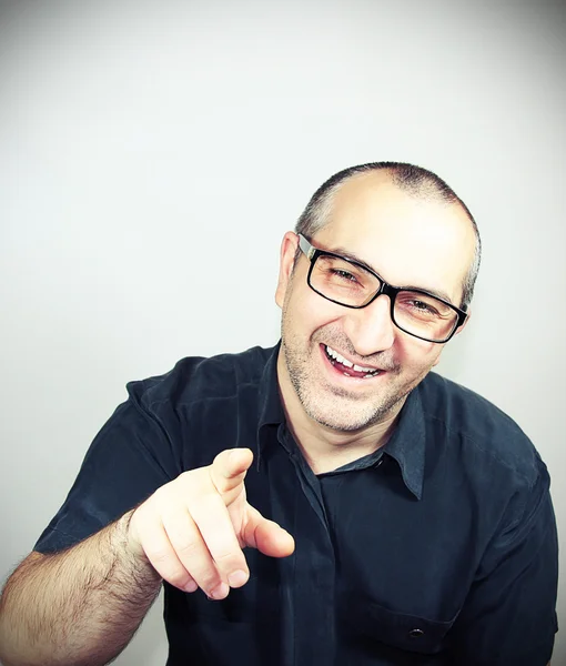 Porträtt av en man med glasögon leende — Stockfoto