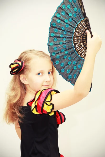Dançarina menina com um ventilador — Fotografia de Stock
