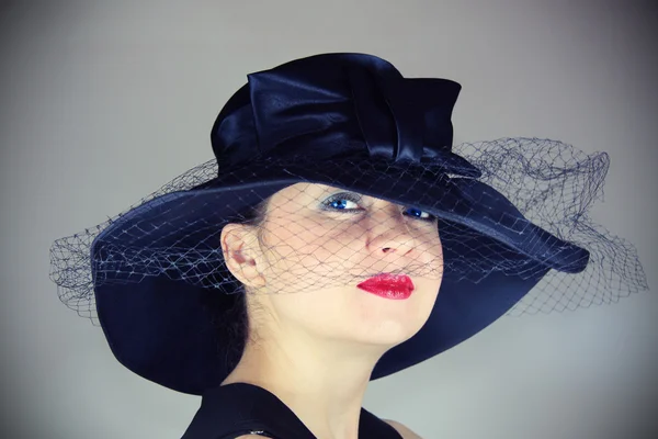 Şapkalı büyüleyici kadın — Stok fotoğraf