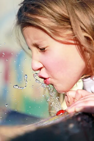 Su ile oynayan kız — Stok fotoğraf