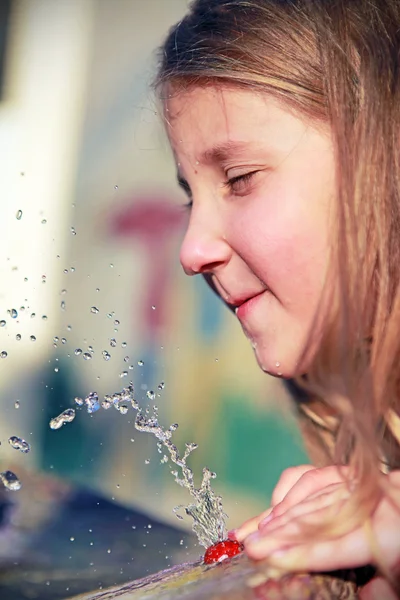Girl playing with water — Stock Photo, Image