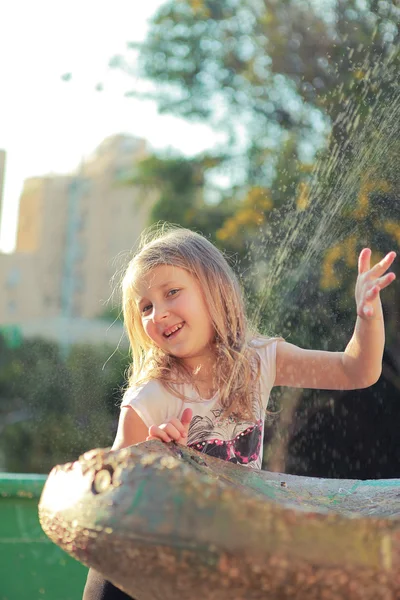 Girl near the fountain — Stock Photo, Image
