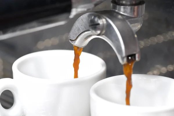 Espresso extraktion med Portafiltret. — Stockfoto