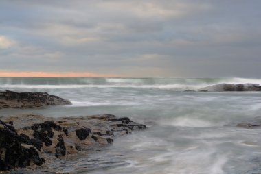 fırtınalı denizde, trebarwith strand, cornwall.