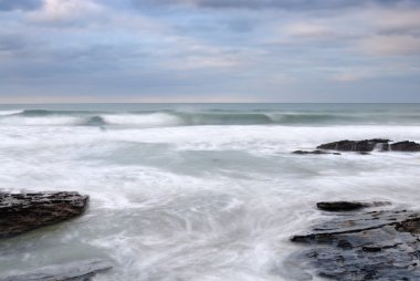 fırtınalı denizde, trebarwith strand, cornwall.