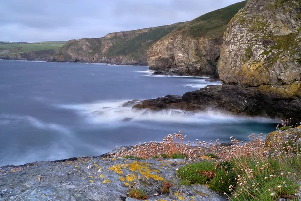 Cornwall rotsachtige kust zeegezicht, Verenigd Koninkrijk — Stockfoto