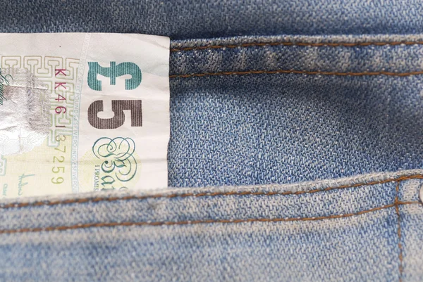Nota de cinco libras no bolso de jeans . — Fotografia de Stock