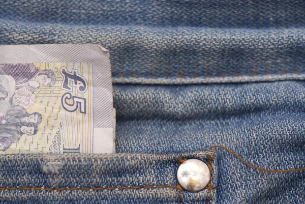 Vijf pond nota in jeans zak. — Stockfoto