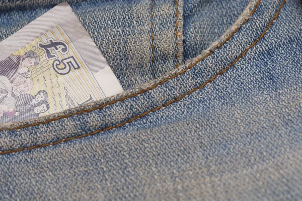 Pětilibrová bankovka v džínách kapsy. — Stock fotografie
