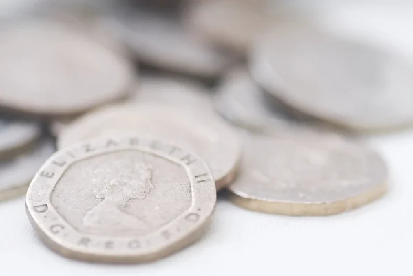 Verschüttete Münzen, Fokus auf 20-Pence-Münze. — Stockfoto