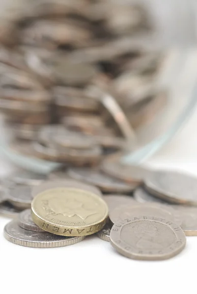 Gemorste munten uit glazen pot. — Stockfoto