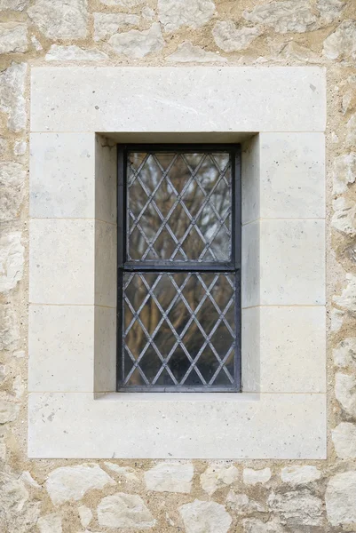 Bleienes Kirchenfenster und Mauerwerk. — Stockfoto