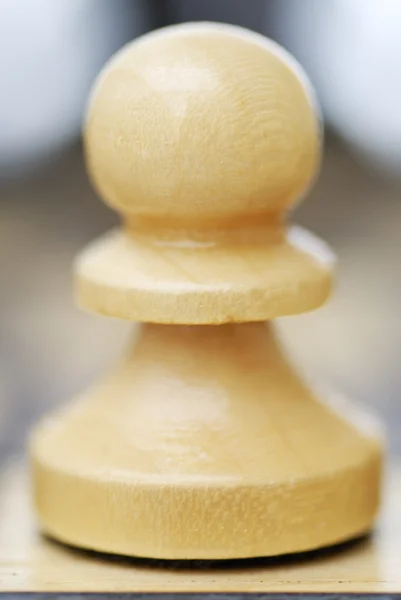 Ένα κομμάτι άσπρο σκακιού (πιόνι). — Φωτογραφία Αρχείου