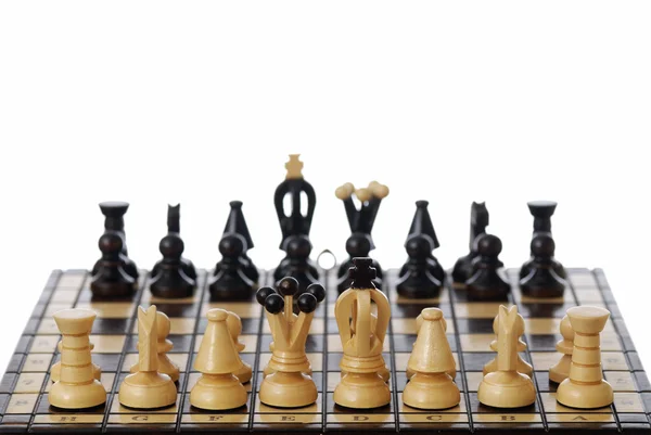 Ustawienie szachy deska i białe tło. — Zdjęcie stockowe