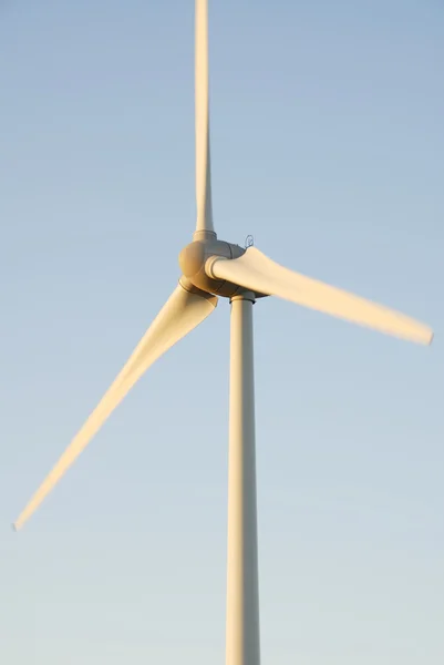 Een windturbine, dawn hemel. Verenigd Koninkrijk — Stockfoto