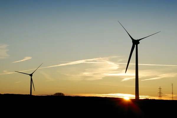 Silhueta de duas turbinas eólicas ao amanhecer. Reino Unido Imagens Royalty-Free