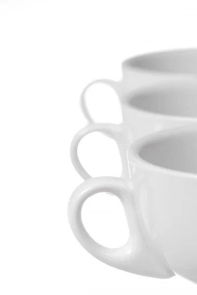 Fila de tres tazas de café sobre fondo blanco . — Foto de Stock