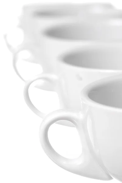 Rândul de cupe de cafea pe fundal alb . — Fotografie, imagine de stoc