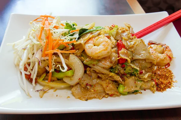 Thaise pad kee mao rijst noedels met garnalen — Stockfoto