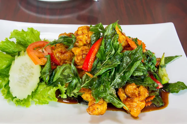 Тайский хрустящий цыпленок с листьями базилика — стоковое фото