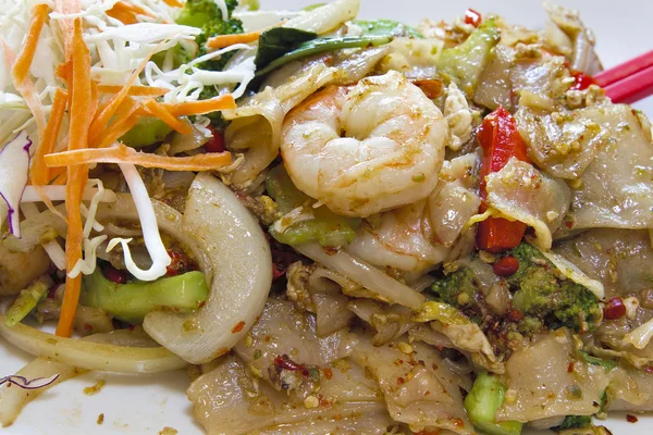 Prato de macarrão de arroz Thai Pad Kee Mao — Fotografia de Stock