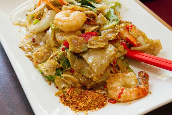Thai Pad Kee Mao Fideos de arroz con plato de langostinos — Foto de Stock