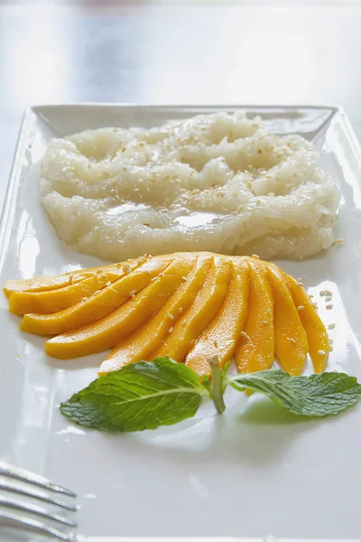 Thai Sweet Mango with Sticky Rice Vertical — Stock Photo, Image