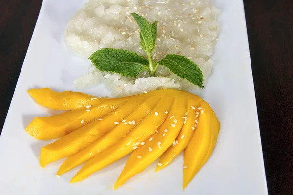 Тайский сладкий манго с липким рисом — стоковое фото