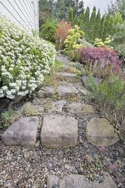 Passos de pedra de jardim — Fotografia de Stock