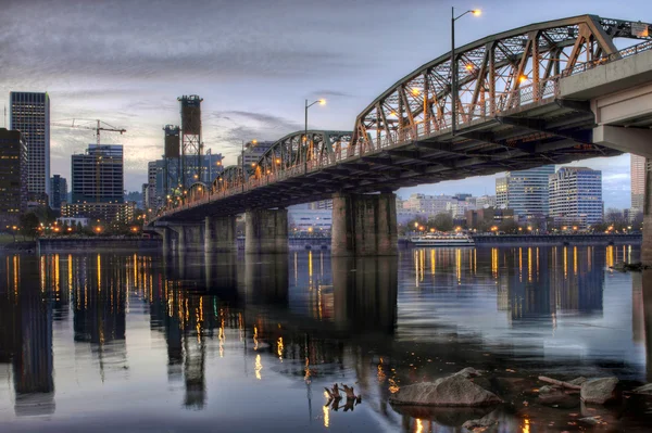 Puente Hawthorne al otro lado del río Willamette por Portland Oregon Wate — Foto de Stock