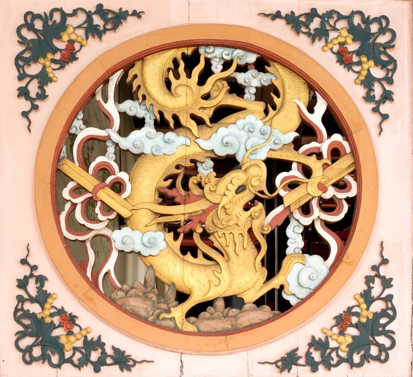 Kínai sárkány jelkép, régi templom bejáratánál — Stock Fotó