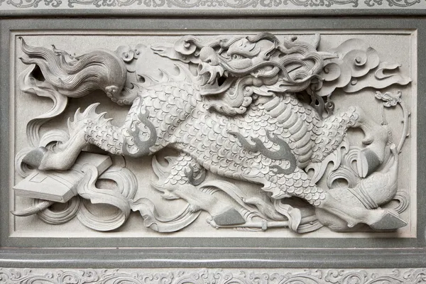 Escultura em pedra de Qilin na parede do templo chinês — Fotografia de Stock