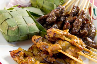 ketupat pilavlı tavuk ve kuzu eti satay şişleri
