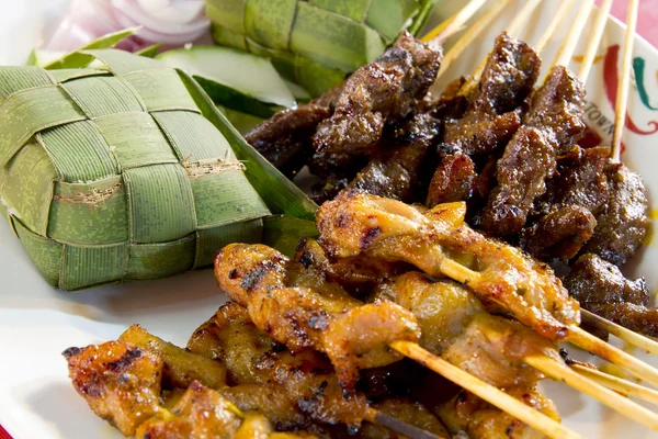 Kip en lam saté Spiesjes met ketupat rijst — Stockfoto