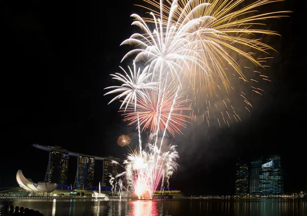 Spettacolo di fuochi d'artificio lungo Singapore Esplanade — Foto Stock