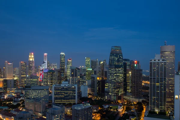 Singapore Skyline op blauwe uur — Stockfoto