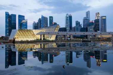 Singapur şehir manzarası bir yansımasıdır mavi bir saatte