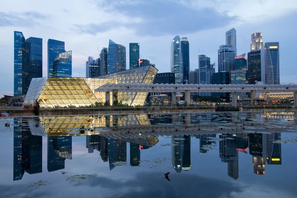 Weerspiegeling van de skyline van de stad van singapore op blauwe uur — Stockfoto