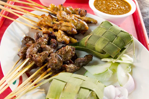 Hähnchen-Lamm-Satay-Spieße mit Ketupat-Reis — Stockfoto