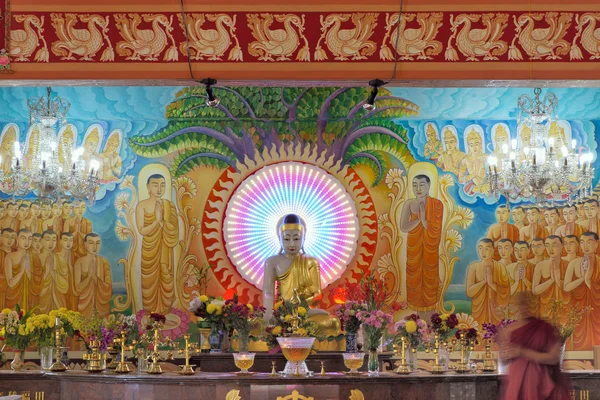 Ołtarz wewnątrz świątyni buddyjskiej Wihara mangala — Zdjęcie stockowe